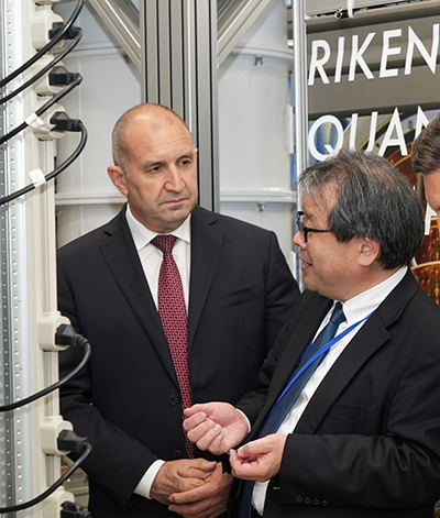 ルメン・ラデフ大統領と萬 伸一 RQC副センターの写真